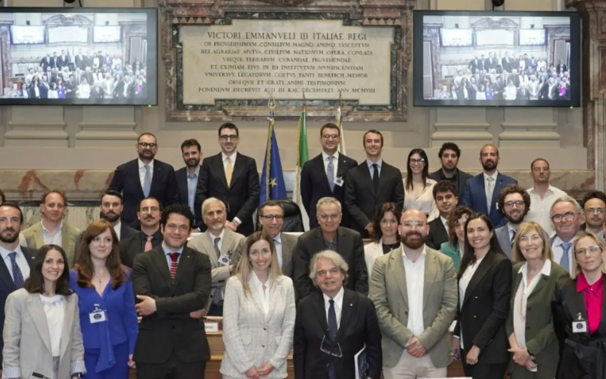 Foto di gruppo dei referenti dei gruppi giovanili nella sede del CNEL a Roma