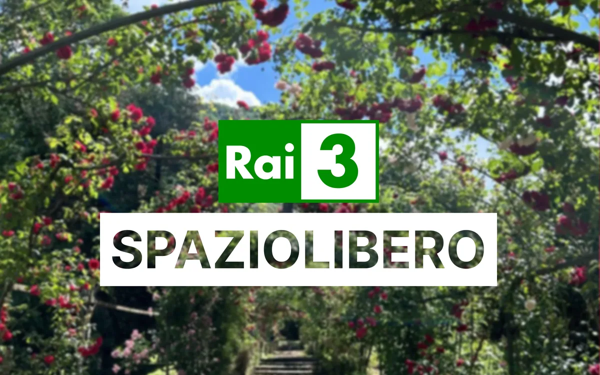 Il logo di Rai 3 Spazio Libero sull'arco di rose del Parco Comunale di Pisogne